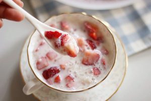 牛奶草莓炖燕窝的做法
