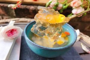 冰糖雪梨炖桃胶燕窝的做法